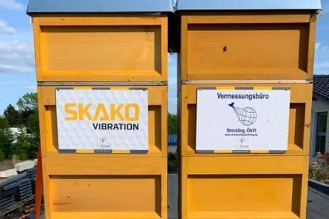 Vermessungsbuero-Strickling-und-Skako-Vibration-bieten-gemeinsam-Bienen-eine-Zukunft